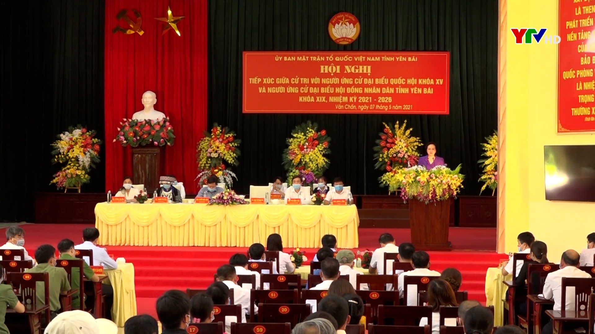 Bộ trưởng Bộ Nội vụ Phạm Thị Thanh Trà và các ứng cử viên tiếp xúc cử tri tại Văn Chấn