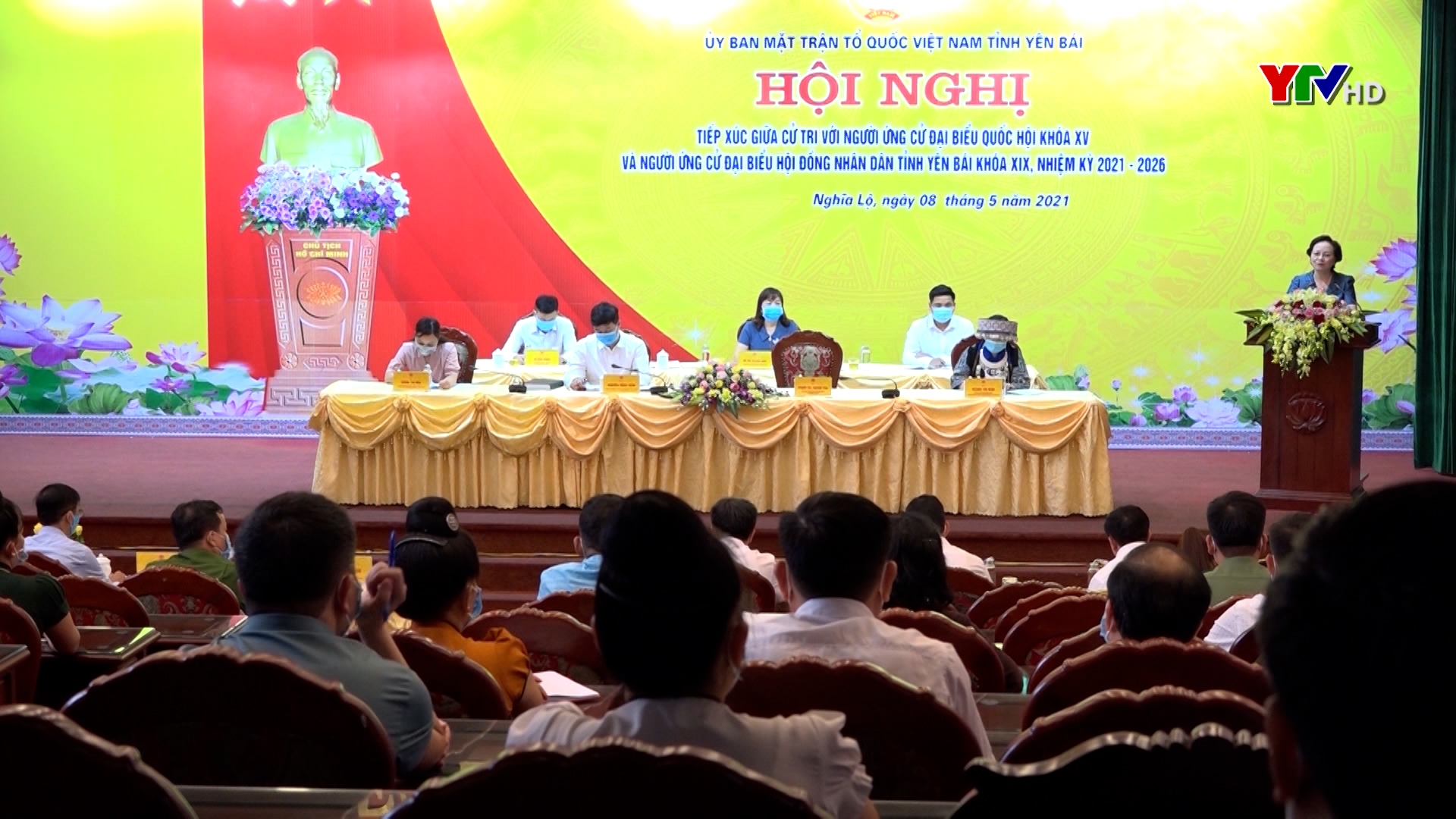 Bộ trưởng Bộ Nội vụ Phạm Thị Thanh Trà cùng các ứng cử viên tiếp xúc cử tri tại Nghĩa Lộ