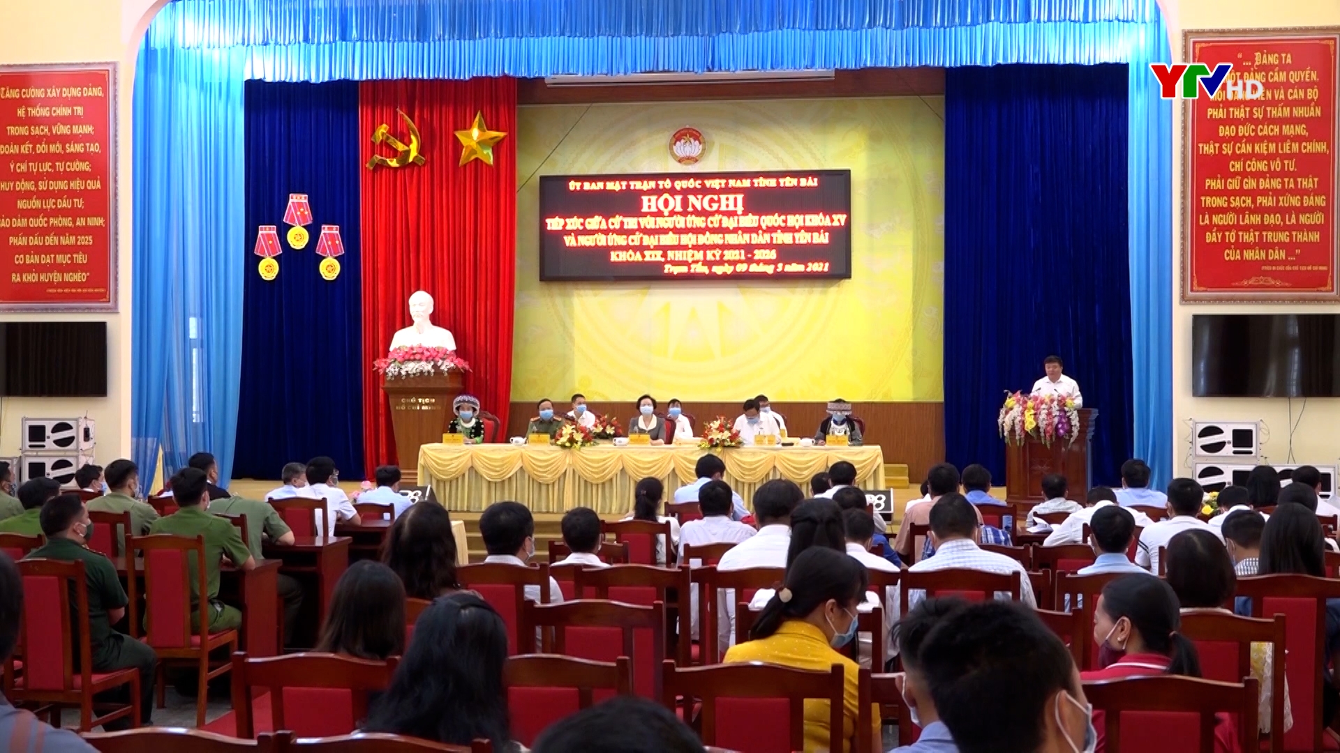 Bộ trưởng Bộ Nội vụ Phạm Thị Thanh Trà tiếp xúc cử tri tại Trạm Tấu