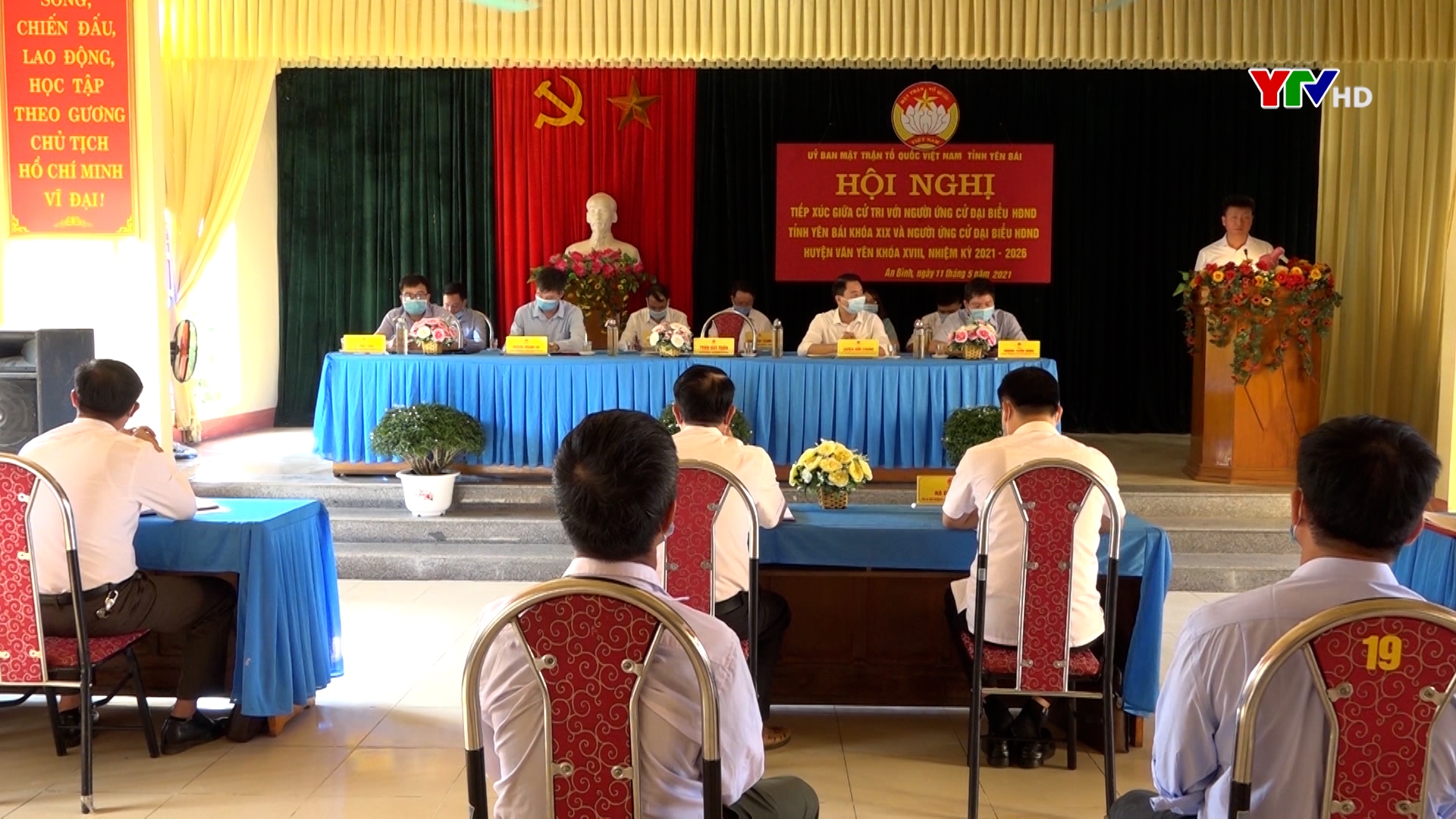 Ông Trần Huy Tuấn cùng các ứng cử viên tiếp xúc cử tri Văn Yên