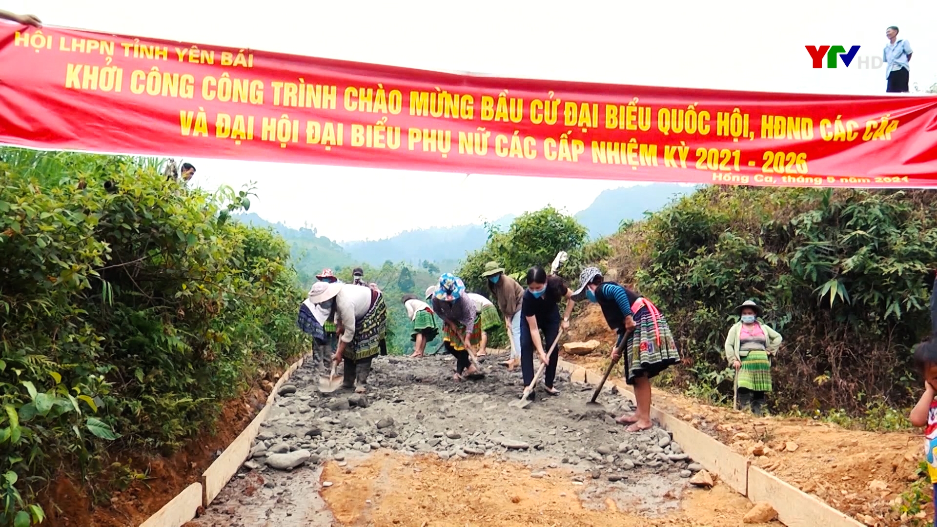 Khởi công làm đường giao thông ở thôn Khe Tiến, xã Hồng Ca, huyện Trấn Yên