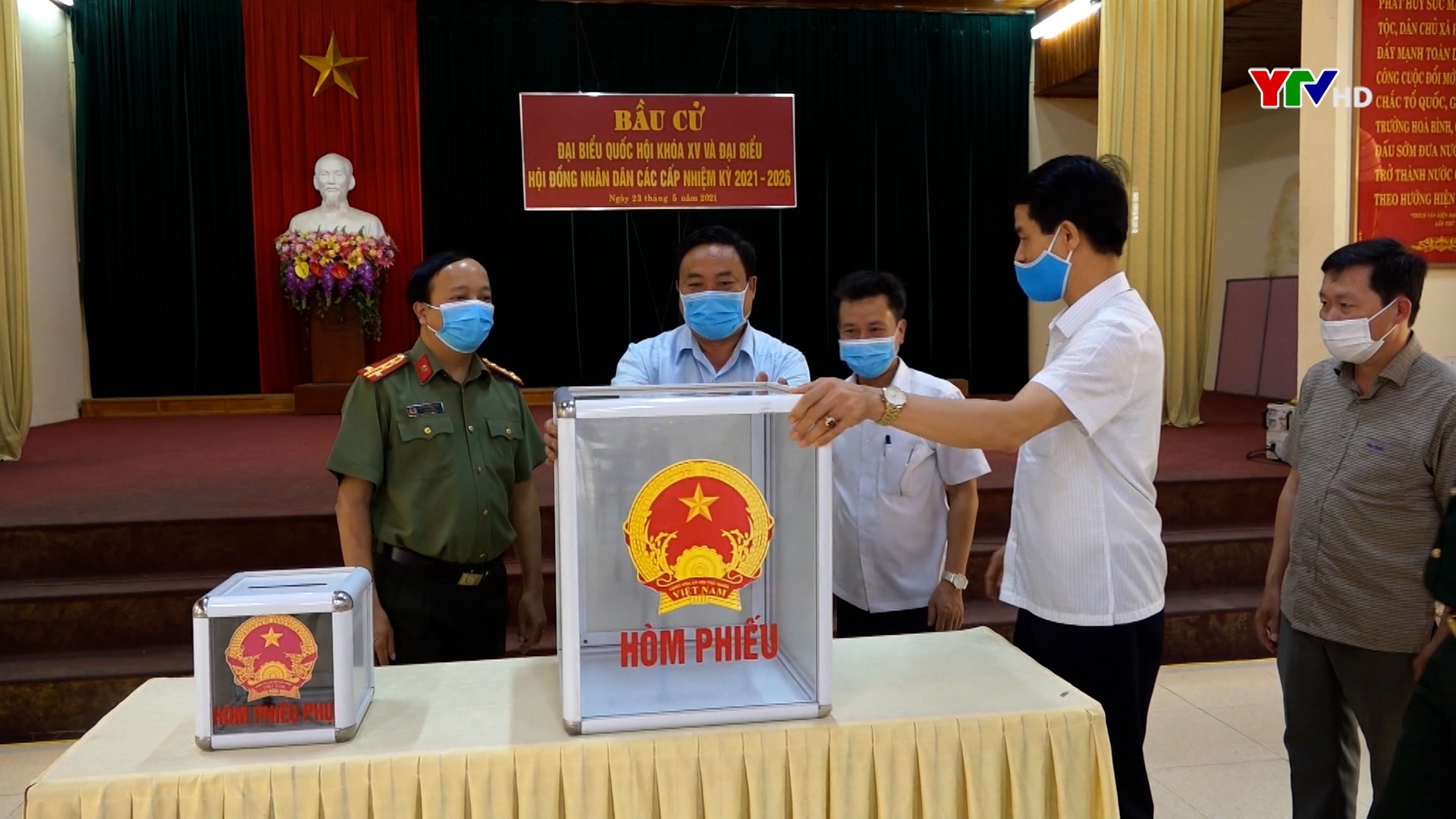 Đại tá Đặng Hồng Đức  - Giám đốc Công an tỉnh Yên Bái kiểm tra công tác chuẩn bị bầu cử tại huyện Trạm Tấu.