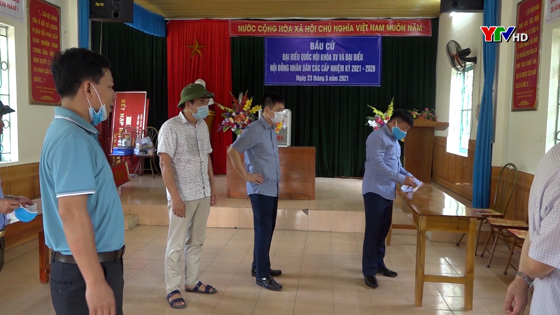 Đồng chí Chủ tịch UBMTTQ tỉnh Giàng A Tông kiểm tra công tác chuẩn bị bầu cử tại huyện Văn Chấn