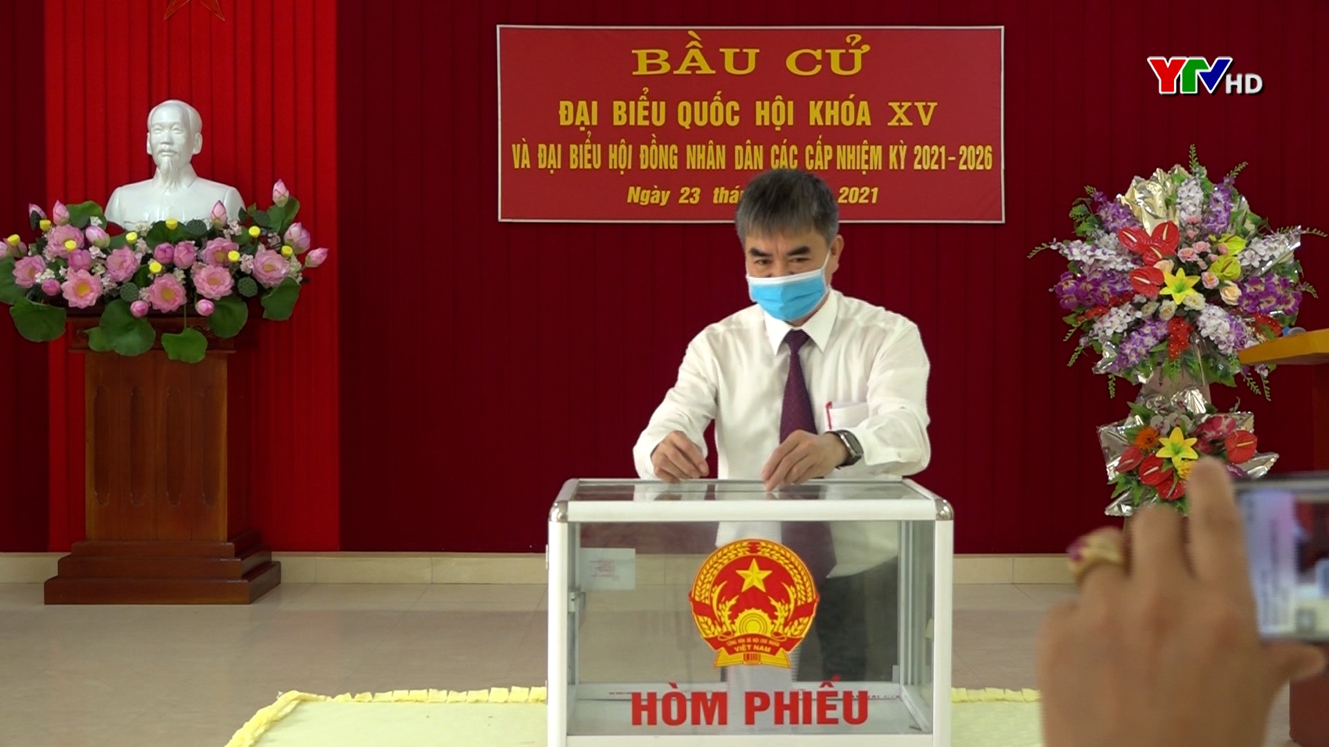 Đồng chí Chu Đình Ngữ - Trưởng Ban Tổ chức Tỉnh ủy dự bầu cử tại thị trấn Mậu A, huyện Văn Yên