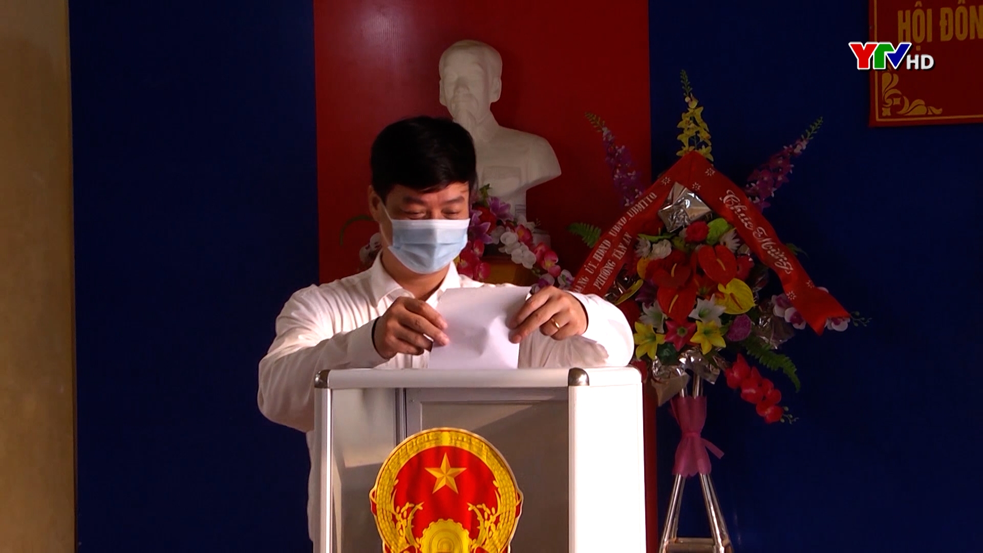Đồng chí Nguyễn Minh Toàn - Chủ nhiệm Ủy ban Kiểm tra Tỉnh ủy dự ngày hội bầu cử tại thị xã Nghĩa Lộ