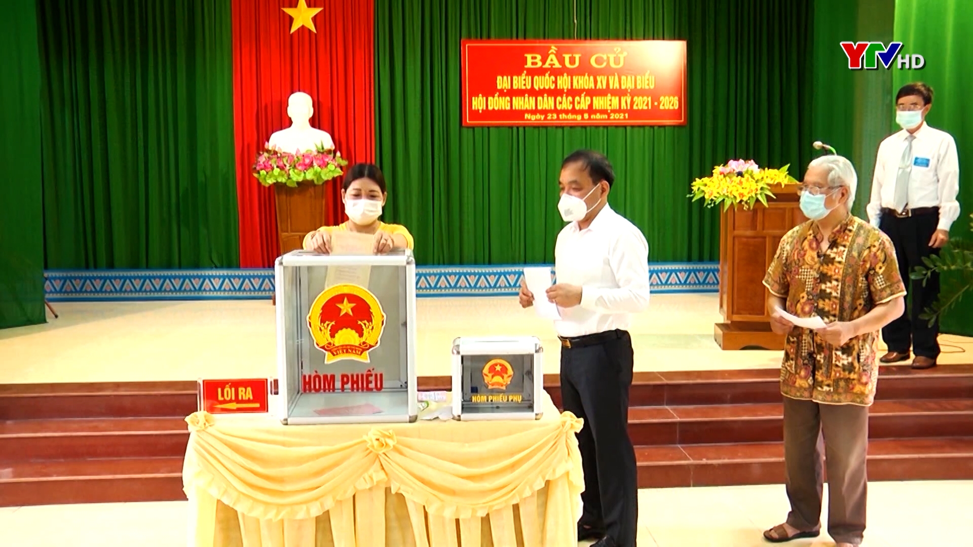 Đồng chí Trưởng Ban Dân vận Tỉnh ủy Hoàng Thị Vĩnh dự bầu cử tại huyện Trấn Yên