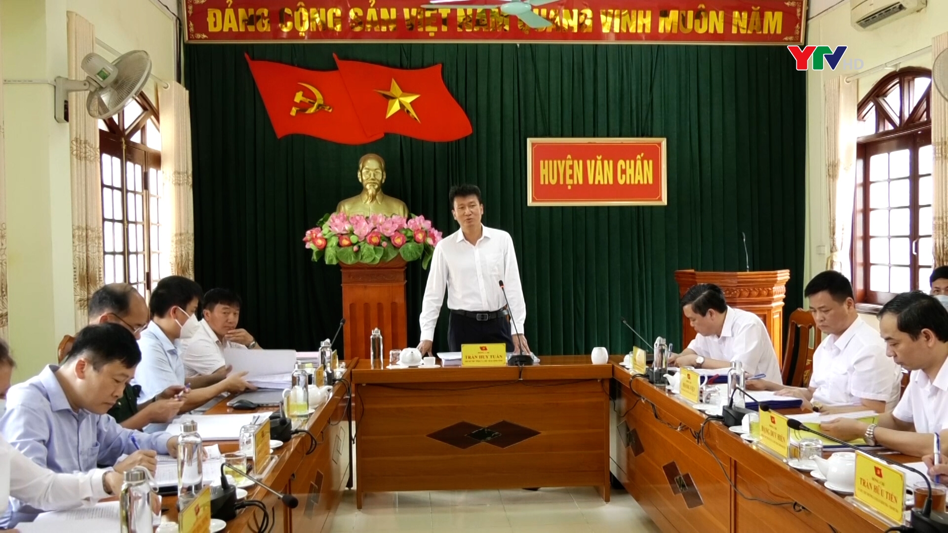 Đồng chí Trần Huy Tuấn - Phó Bí thư Tỉnh ủy, Chủ tịch UBND tỉnh làm việc với huyện Văn Chấn về việc triển khai thực hiện các nghị quyết chuyên đề