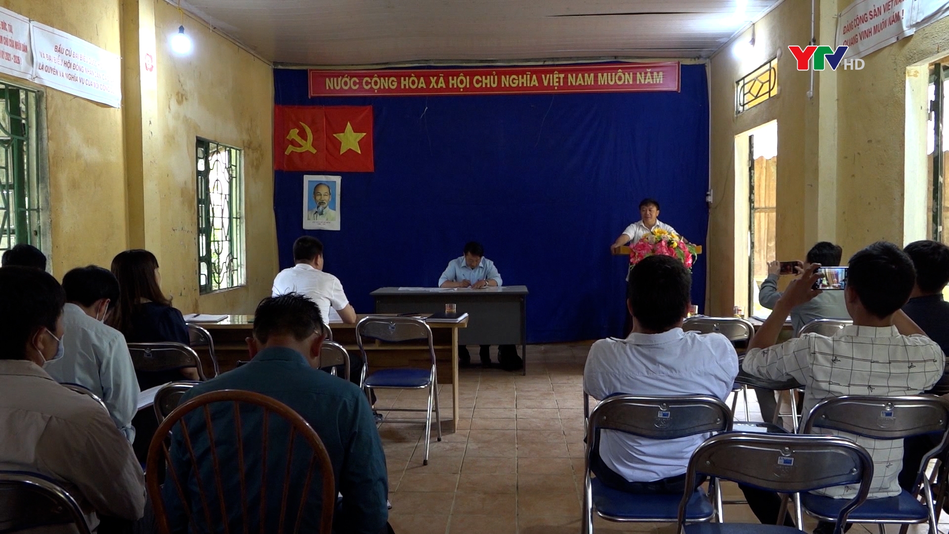 Đồng chí Giàng A Tông - Chủ tịch UBMTTQ tỉnh dự sinh hoạt chi bộ tại xã Suối Giàng, huyện Văn Chấn