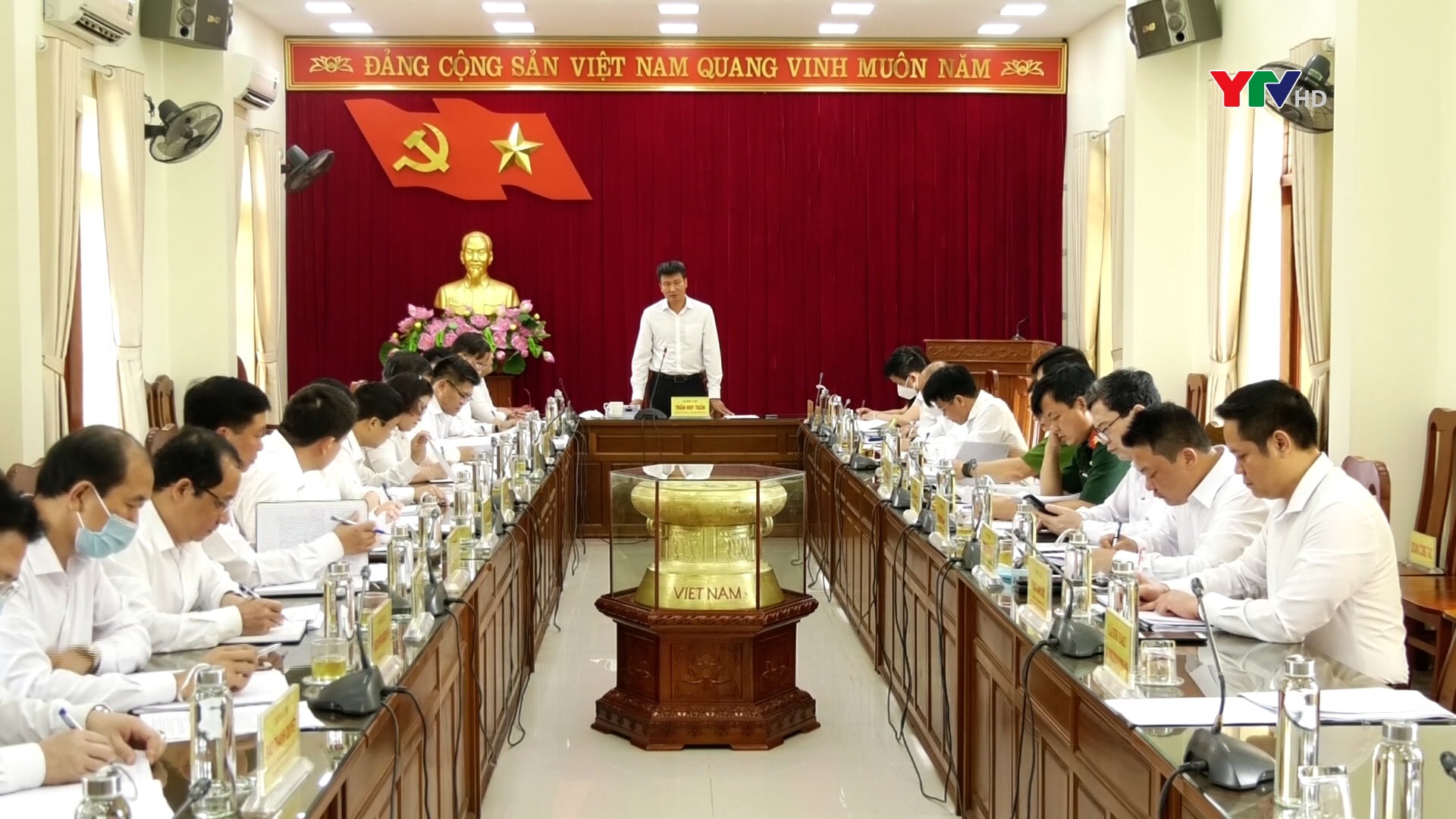 Đồng chí Chủ tịch UBND tỉnh Trần Huy Tuấn làm việc với Ban Thường vụ Huyện ủy Trấn Yên