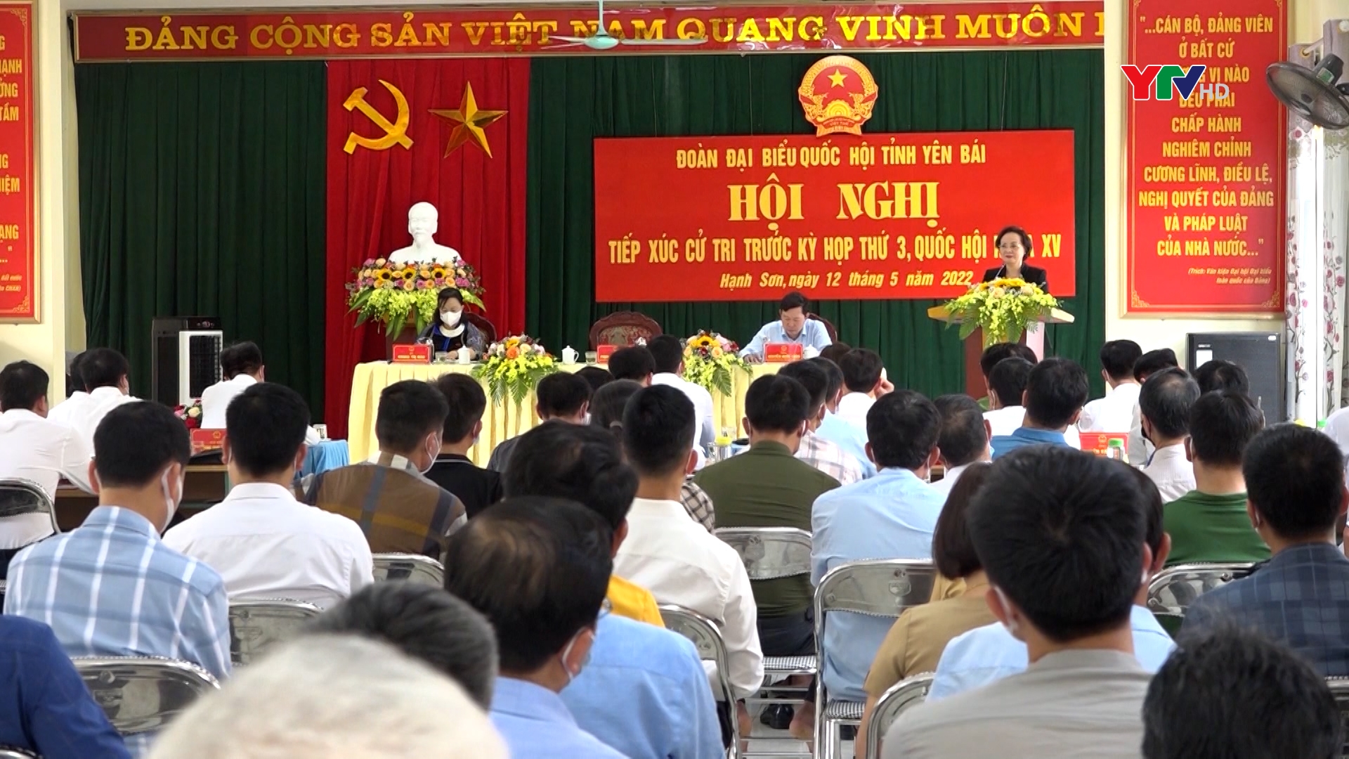 Đồng chí Phạm Thị Thanh Trà – Phó Trưởng ban Ban Tổ chức Trung ương, Bộ trưởng Bộ Nội vụ tiếp xúc cử tri thị xã Nghĩa Lộ.
