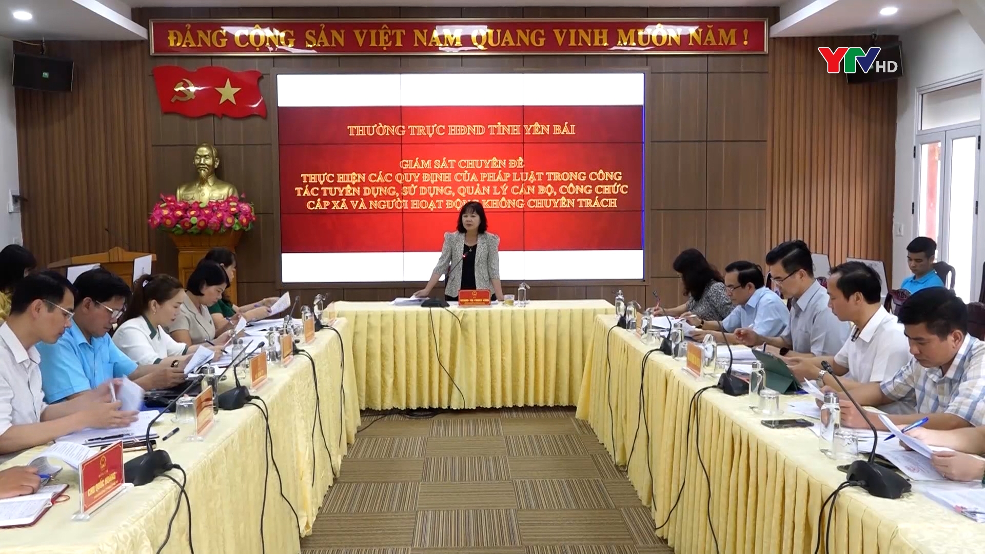 Đồng chí Hoàng Thị Thanh Bình - Phó Chủ tịch HĐND tỉnh giám sát tại thị xã Nghĩa Lộ