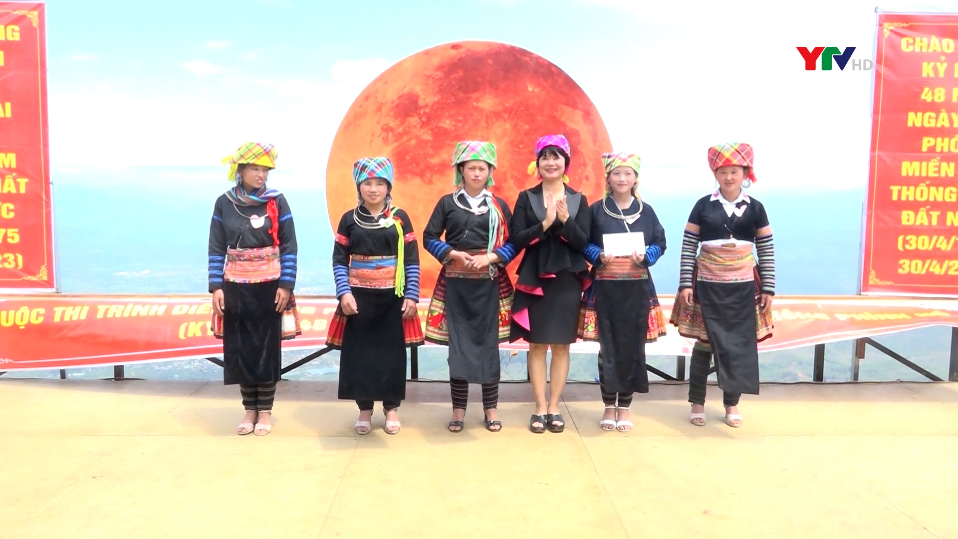 30 thí sinh tham gia Cuộc thi "Trình diễn trang phục Mông" tại xã Phình Hồ, huyện Trạm Tấu