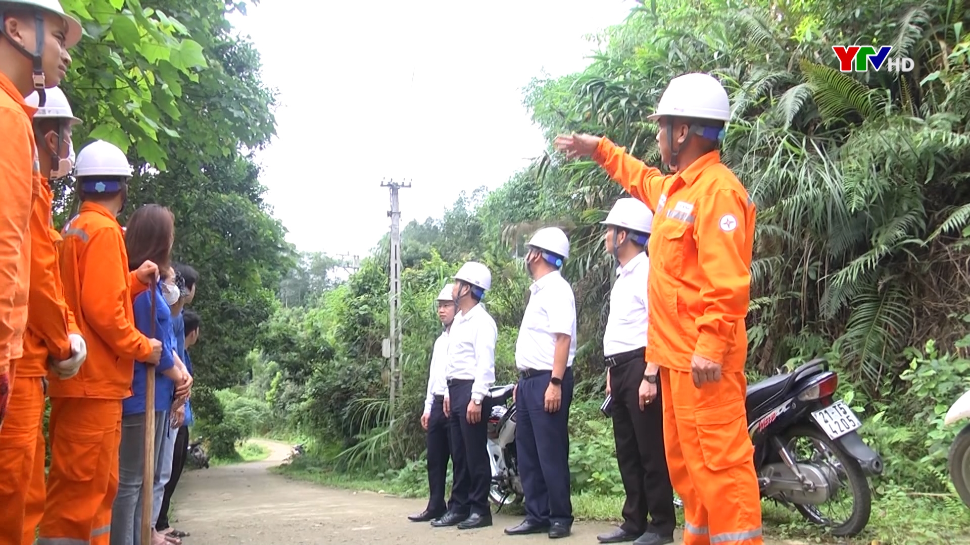 Đoàn thanh niên Công ty Điện lực Yên Bái tuyên truyền bảo vệ hành lang an toàn lưới điện cao áp tại huyện Văn Chấn