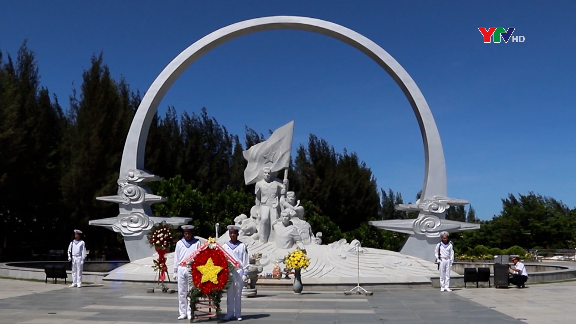 Đoàn đại biểu tỉnh Yên Bái dâng hương tại Khu tưởng niệm chiến sỹ Gạc Ma, huyện Cam Lâm, tỉnh Khánh Hòa