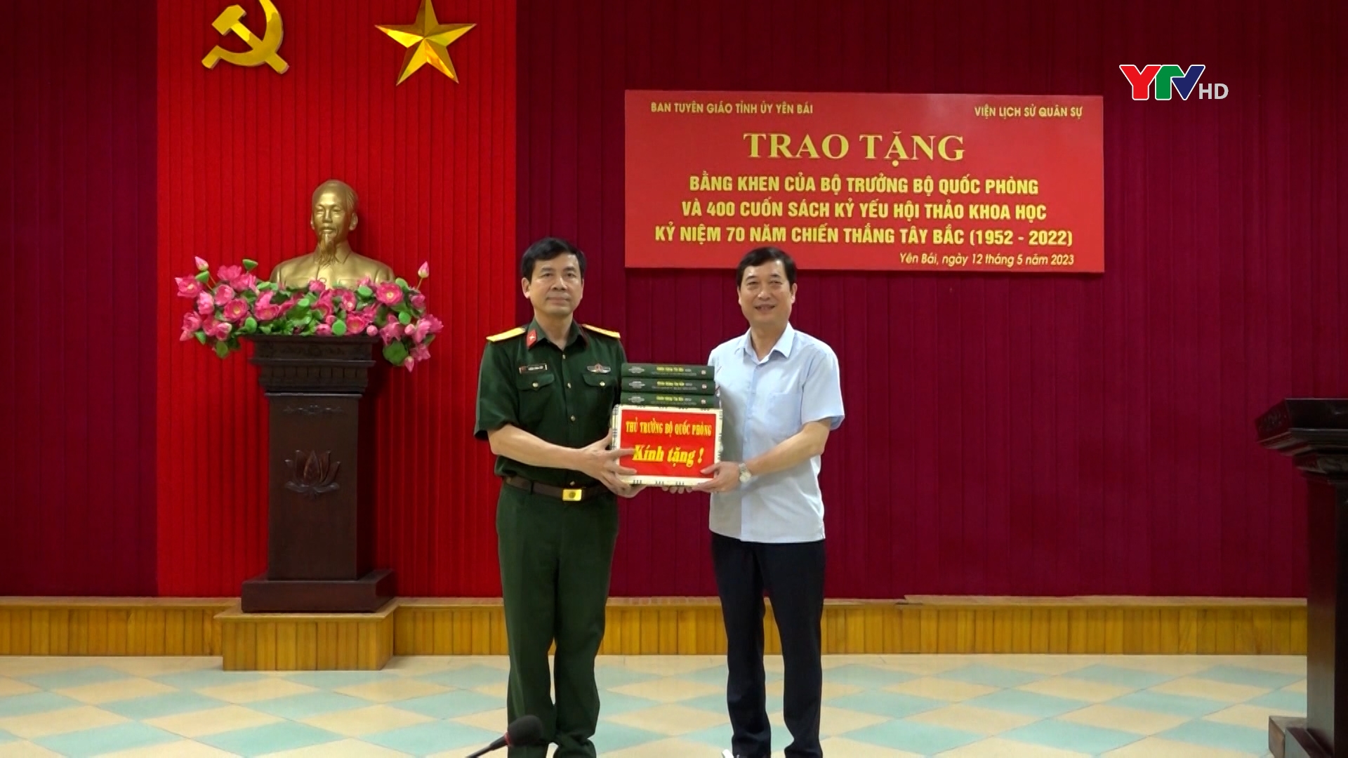 Trao tặng bằng khen của Bộ Quốc phòng và 400 cuốn sách kỷ yếu Hội thảo khoa học kỷ niệm 70 năm chiến thắng Tây Bắc