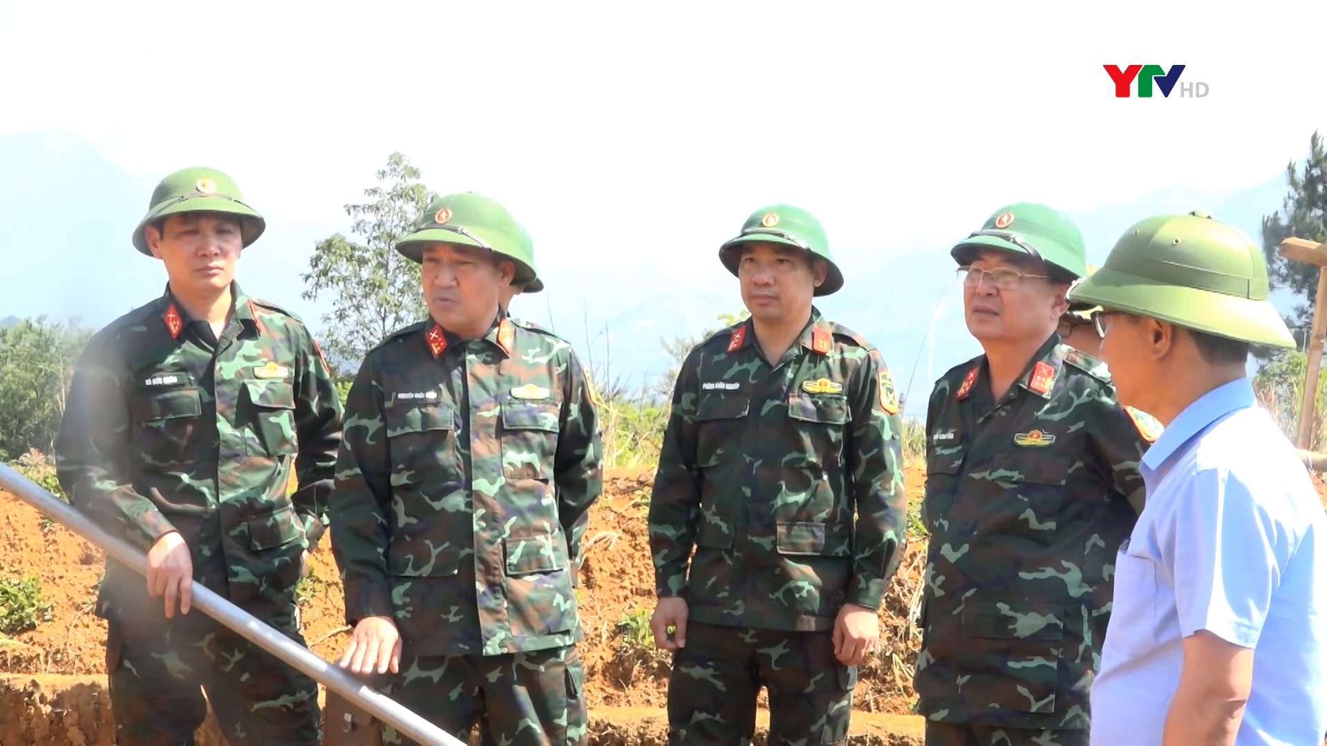 Đại tá Trần Công Ứng - Chỉ huy trưởng Bộ CHQS tỉnh kiểm tra công tác chuẩn bị diễn tập KVPT huyện Trạm Tấu