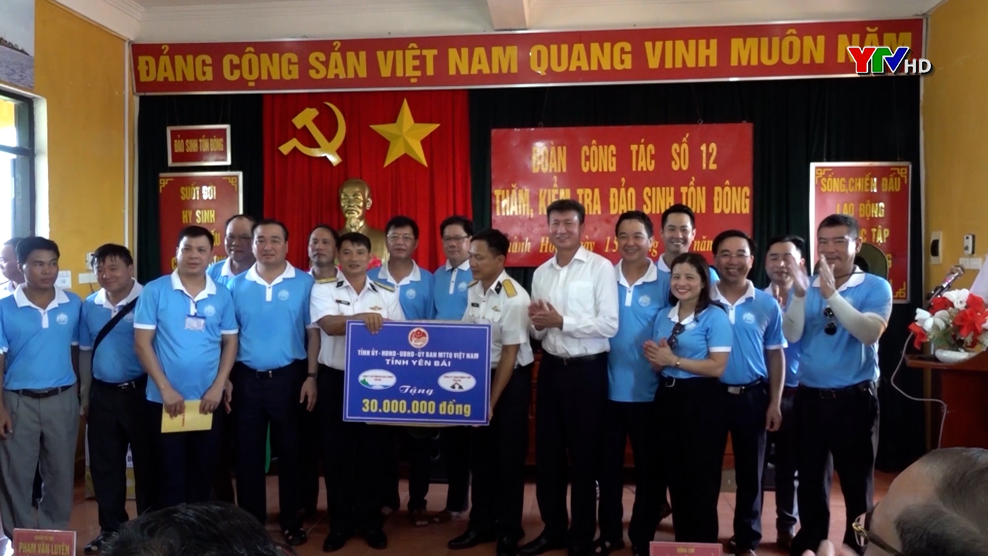 Đoàn công tác tỉnh Yên Bái thăm, tặng quà cán bộ chiến sỹ Quần đảo Trường Sa