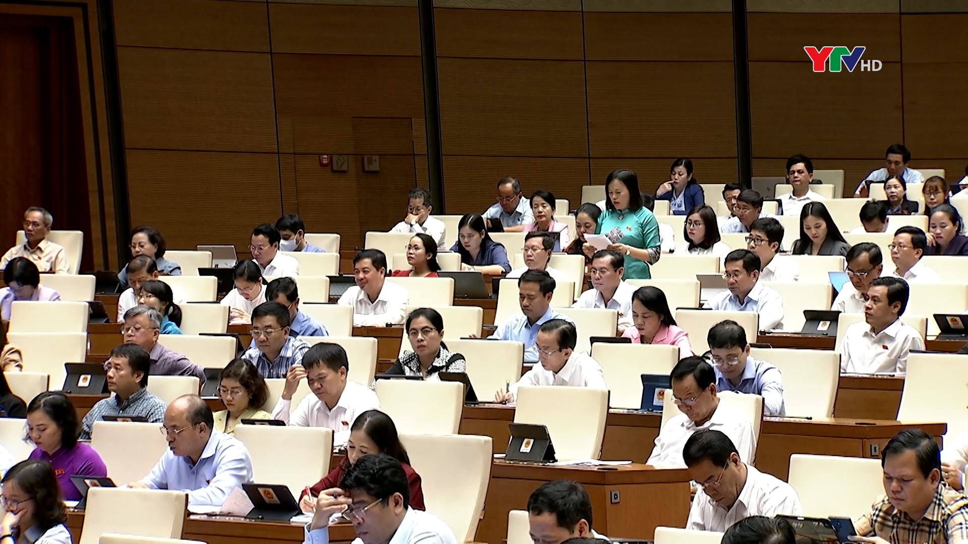 Đại biểu Quốc hội Khang Thị Mào tham gia thảo luận về dự thảo Luật Đấu thầu (sửa đổi)