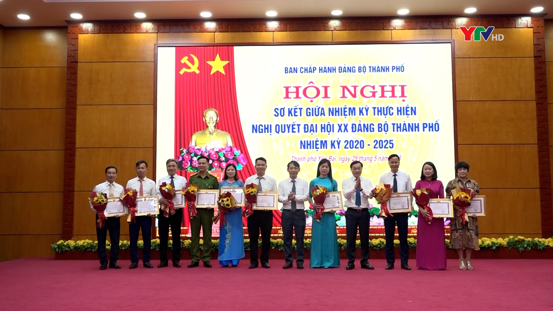 Đồng chí Chủ tịch UBND tỉnh Trần Huy Tuấn dự Hội nghị đánh giá nửa đầu nhiệm kỳ thực hiện Nghị quyết Đại hội Đảng bộ thành phố Yên Bái lần thứ XX