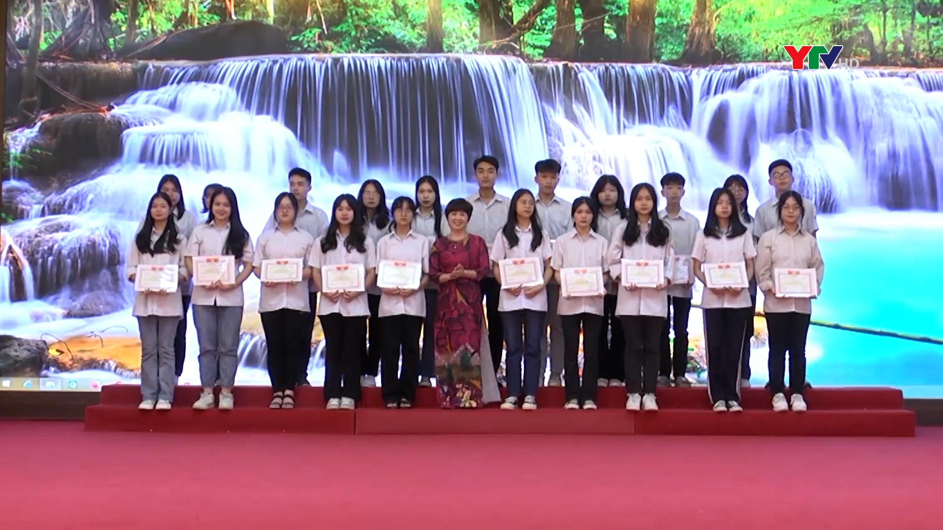 Thị xã Nghĩa Lộ tuyên dương khen thưởng giáo viên, học sinh có thành tích xuất sắc trong năm học 2022-2023