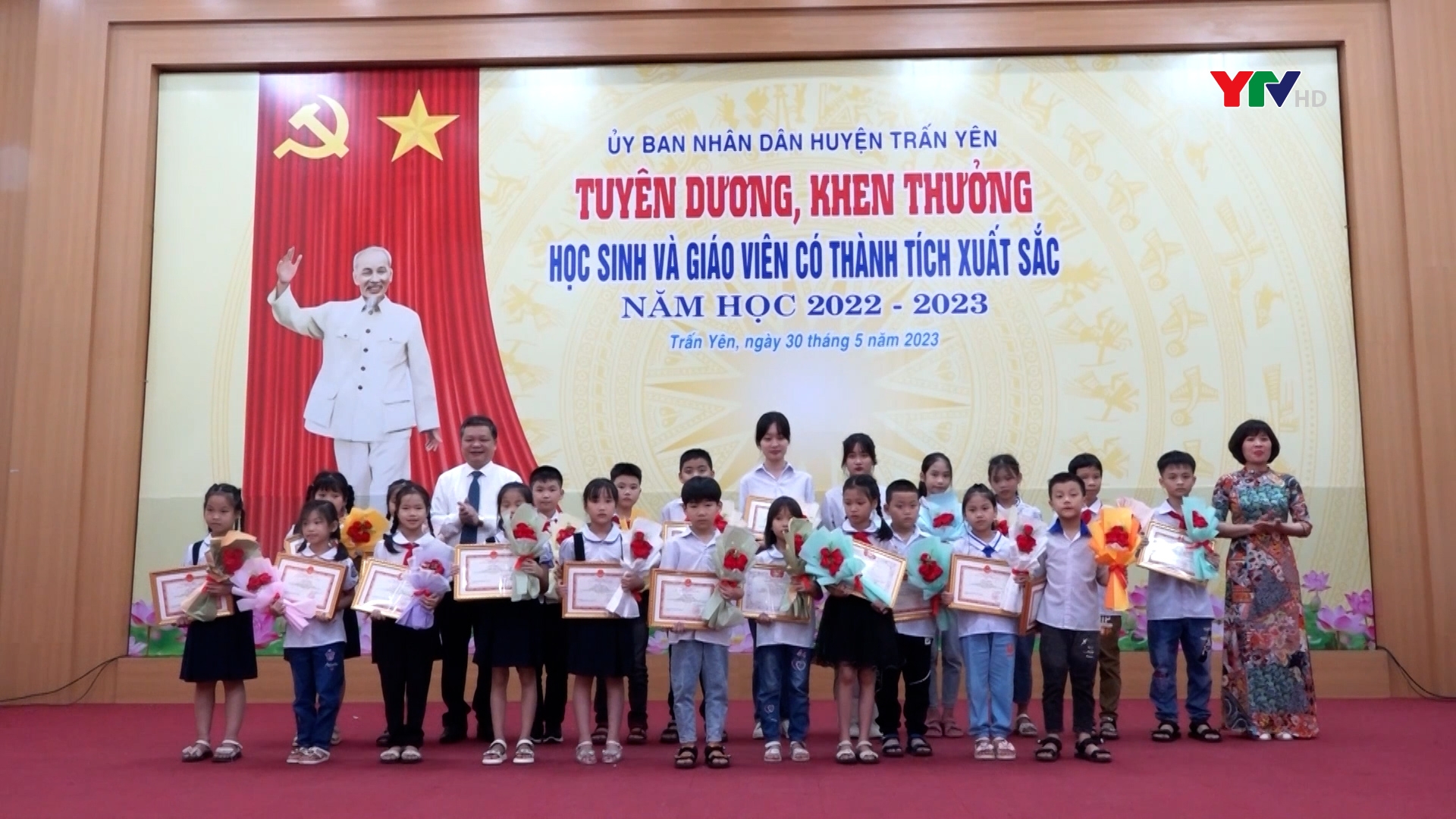 Trấn Yên tuyên dương học sinh và giáo viên có thành tích suất sắc trong năm học 2022 - 2023