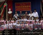Huyện Lục Yên tặng quà cho học sinh giỏi, học sinh nghèo vượt khó nhân dịp Quốc tế thiếu nhi