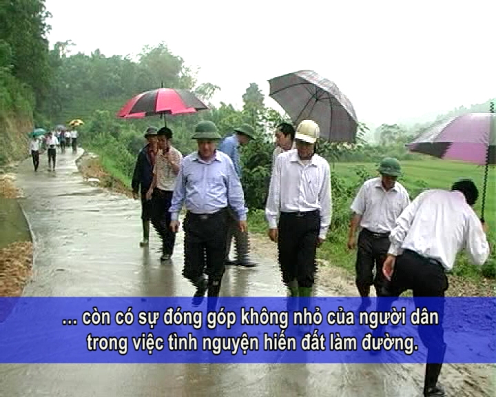 Hiến đất làm đường ở xã Báo Đáp huyện Trấn Yên (Tiếng Dao)