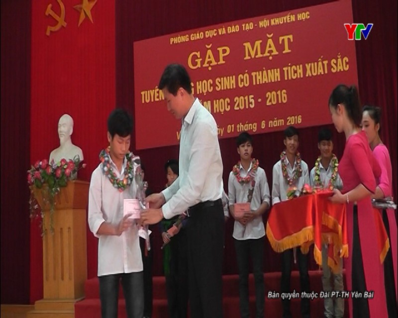 Văn Yên tuyên dương 305 học sinh có thành tích xuất sắc năm học 2015-2016