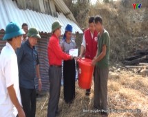 Hội Chữ thập đỏ tỉnh hỗ trợ 4 gia đình bị hỏa hoạn ở huyện Văn Chấn
