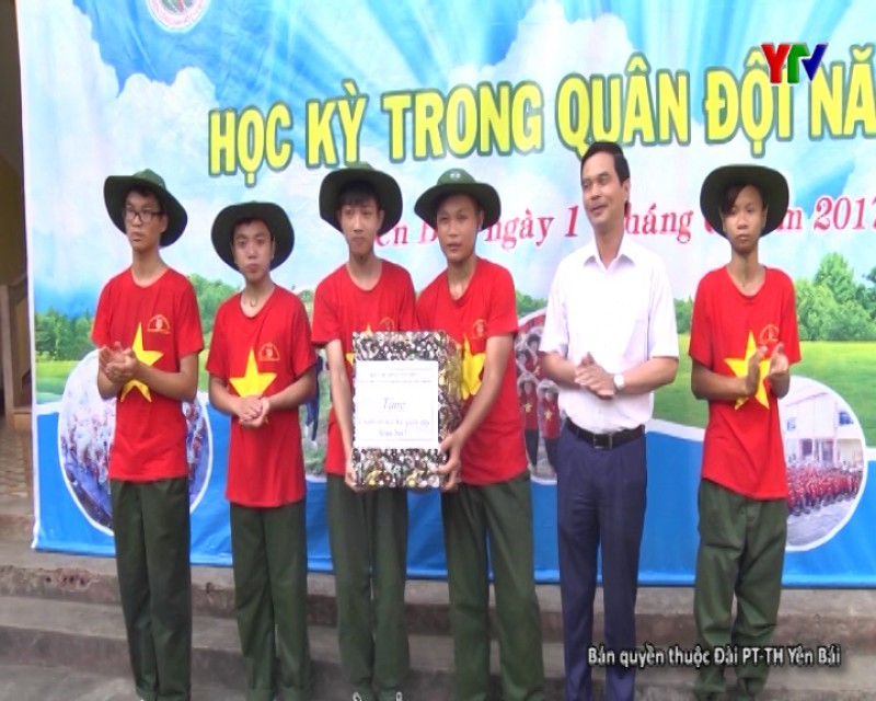 Đ/c Dương Văn Tiến - PCT UBND tỉnh thăm các “chiến sỹ nhí” tham gia học kỳ trong quân đội
