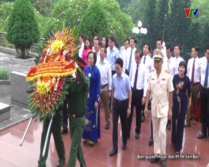 Đoàn đại biểu tỉnh Yên Bái dâng hương tại Khu tưởng niệm Chủ tịch Hồ Chí Minh và viếng Nghĩa trang liệt sỹ