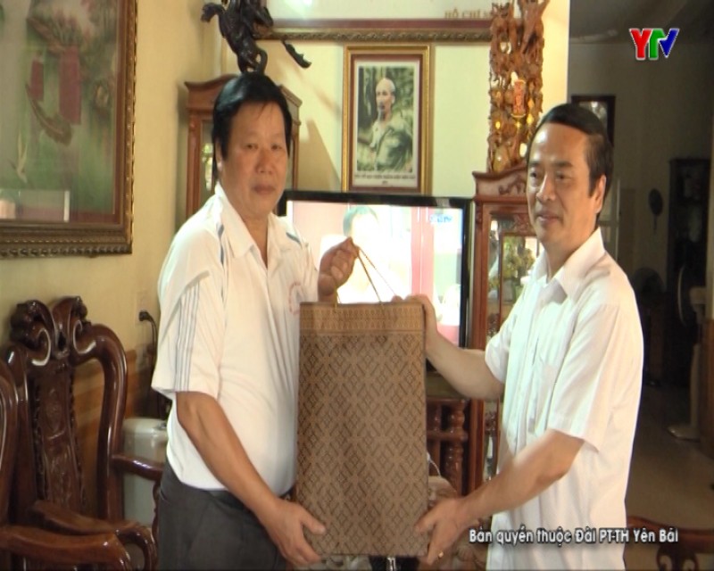 Đ/c Hoàng Xuân Nguyên - Trưởng Ban Dân vận Tỉnh ủy tặng quà các đ/c nguyên lãnh đạo chủ chốt của tỉnh