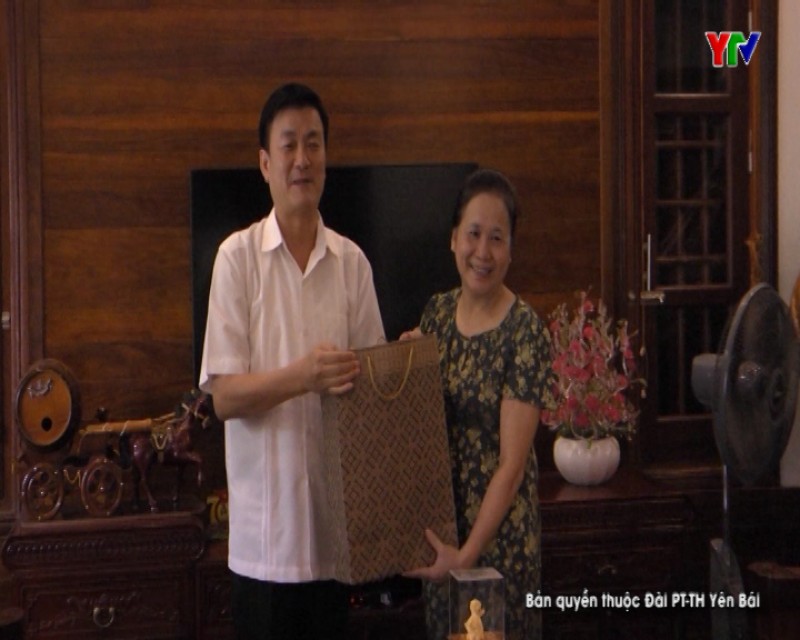Đ/c Nguyễn Chiến Thắng - Phó Chủ tịch UBND tỉnh tặng quà các đ/c nguyên Ủy viên BTV Tỉnh ủy qua các thời kỳ