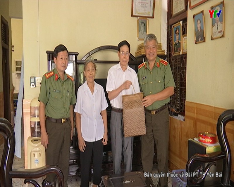 Đ/c Thiếu tướng Đặng Trần Chiêu tặng quà nguyên Giám đốc Công an tỉnh Hoàng Liên Sơn