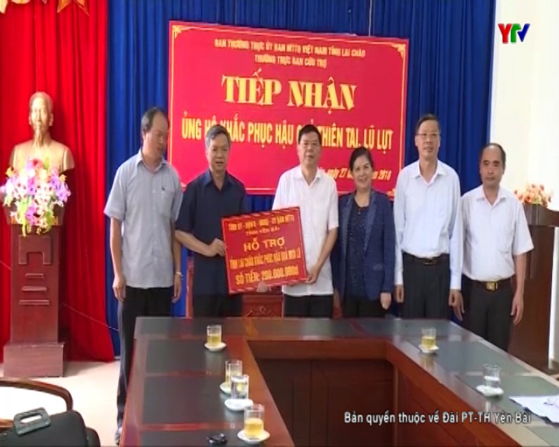 Đ/c Nông Văn Lịnh - Chủ tịch UB MTTQ tỉnh trao quà hỗ trợ của tỉnh Yên Bái cho UB MTTQ tỉnh Lai Châu