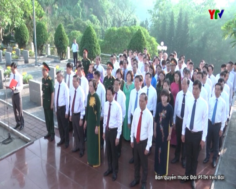Tỉnh Yên Bái dâng hương tại Khu tưởng niệm Chủ tịch Hồ Chí Minh và viếng Nghĩa trang Liệt sỹ trung tâm tỉnh