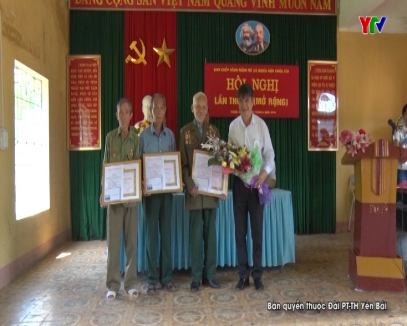 Huyện ủy Văn Chấn trao Huy hiệu Đảng cho các Đảng viên