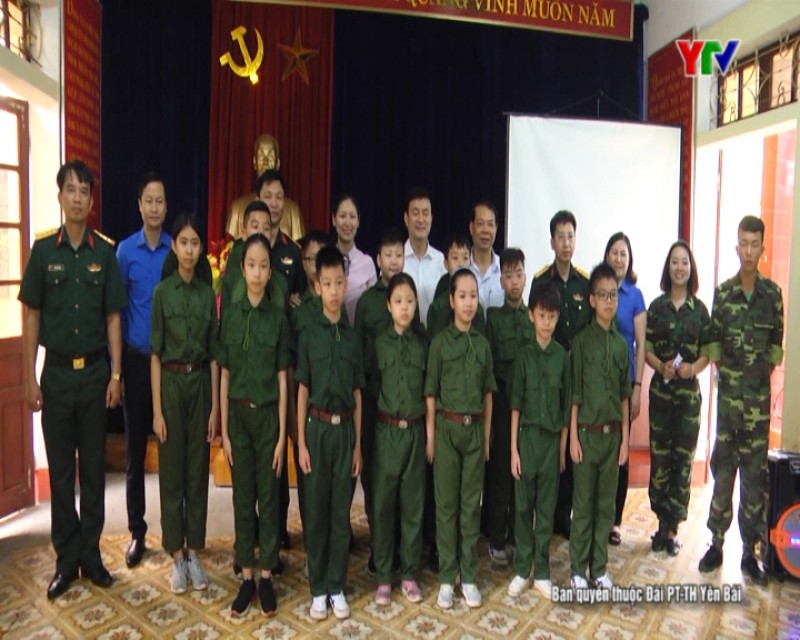 Đ/c Phó Chủ tịch UBND tỉnh Nguyễn Chiến Thắng tặng quà chiến sỹ "nhí" tham gia Học kỳ trong quân đội