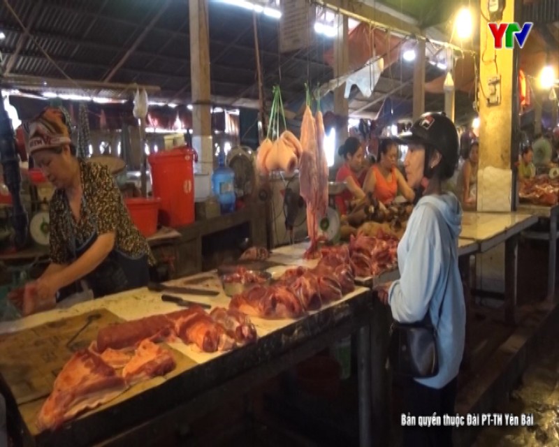 Thị xã Nghĩa Lộ tuyên truyền người dân không quay lưng với thịt lợn