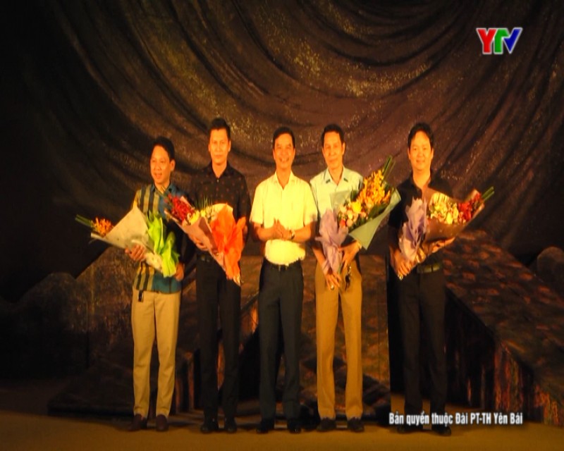 Nhà hát Kịch Việt Nam công diễn vở kịch "Bão tố Trường Sơn" tại Trung tâm Hội nghị tỉnh Yên Bái