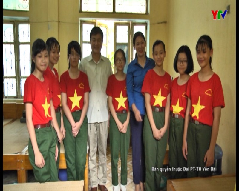 Đ/c Phó Chủ tịch UBND tỉnh Nguyễn Chiến Thắng tặng quà chiến sỹ "nhí" tham gia Học kỳ trong quân đội đợt 2 năm 2019