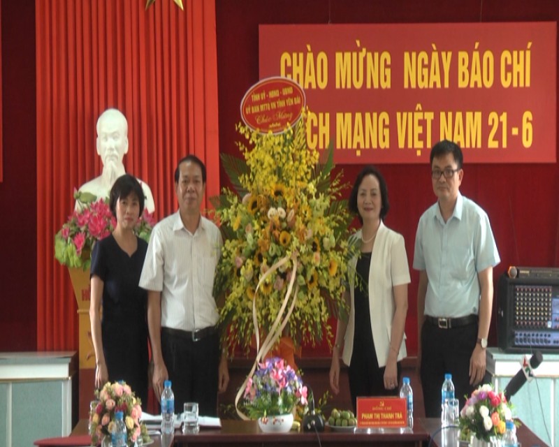 Đồng chí Bí thư Tỉnh ủy chúc mừng Báo Yên Bái nhân Ngày Báo chí cách mạng Việt Nam