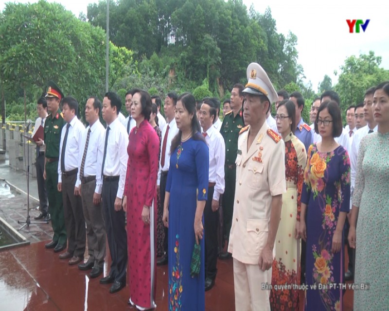 Đoàn đại biểu tỉnh Yên Bái dâng hương tưởng niệm Chủ tịch Hồ Chí Minh và viếng Nghĩa trang Liệt sỹ trung tâm tỉnh