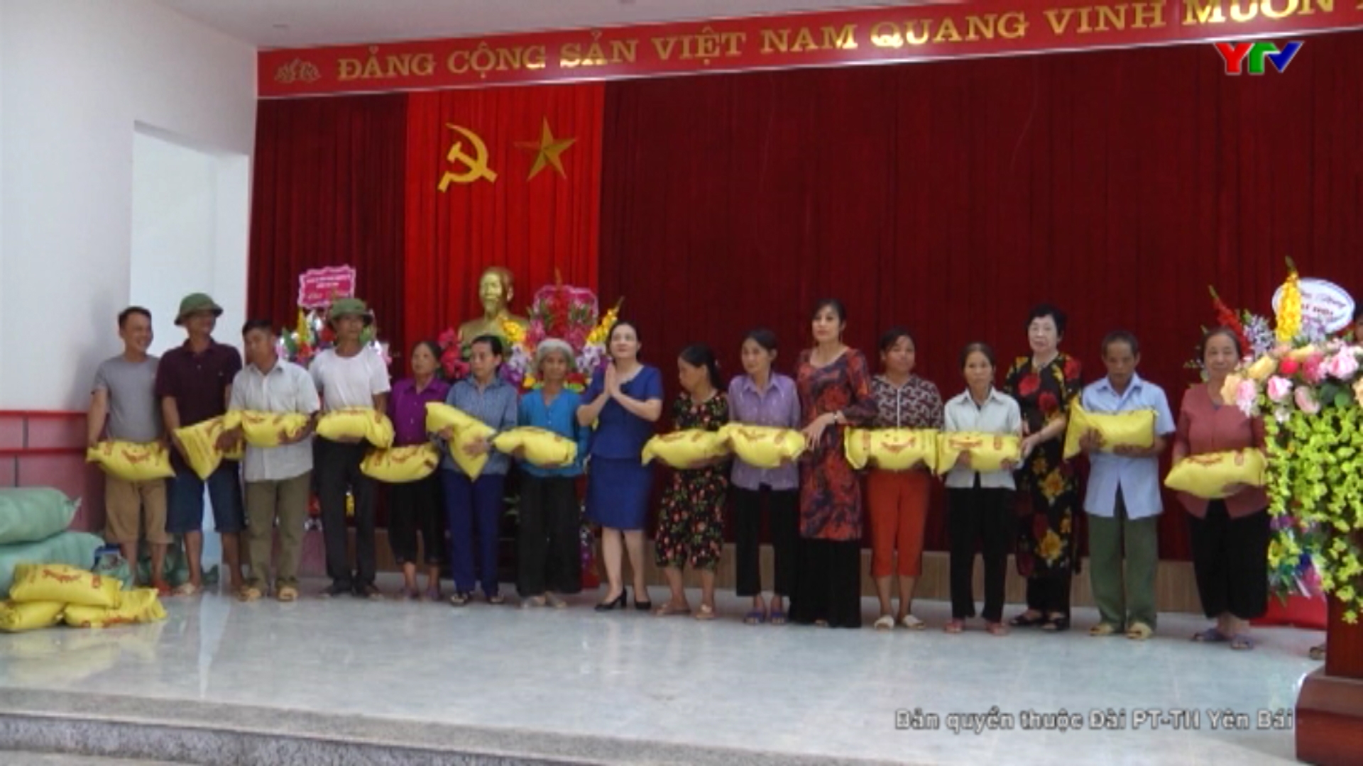 Đài Phát thanh - Truyền hình Yên Bái và các nhà hảo tâm trao hỗ trợ hộ nghèo xã Tân Nguyên, huyện Yên Bình
