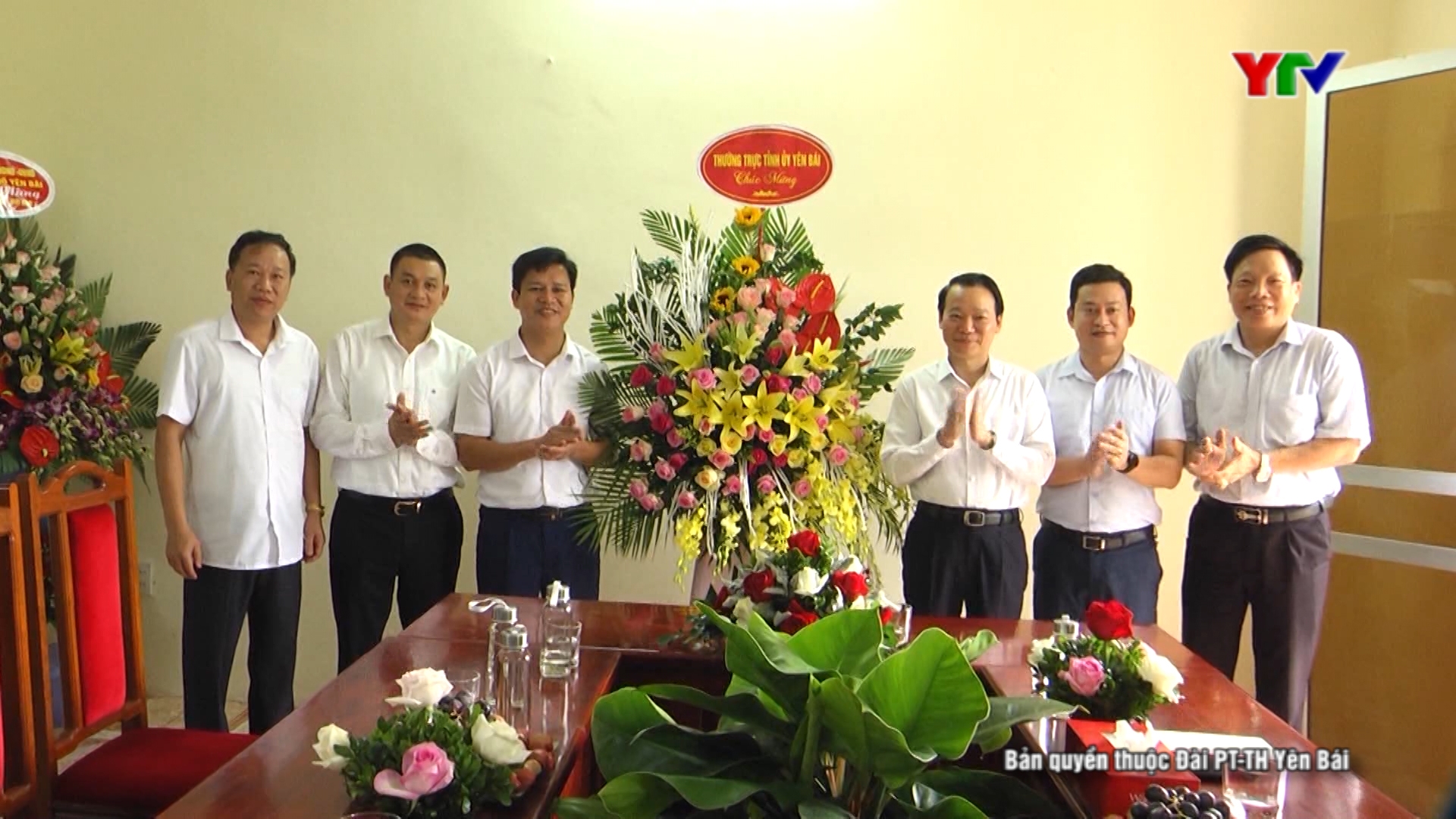 Đồng chí Chủ tịch UBND tỉnh Đỗ Đức Duy chúc mừng một số cơ quan báo chí nhân kỷ niệm 95 năm Ngày Báo chí cách mạng Việt Nam