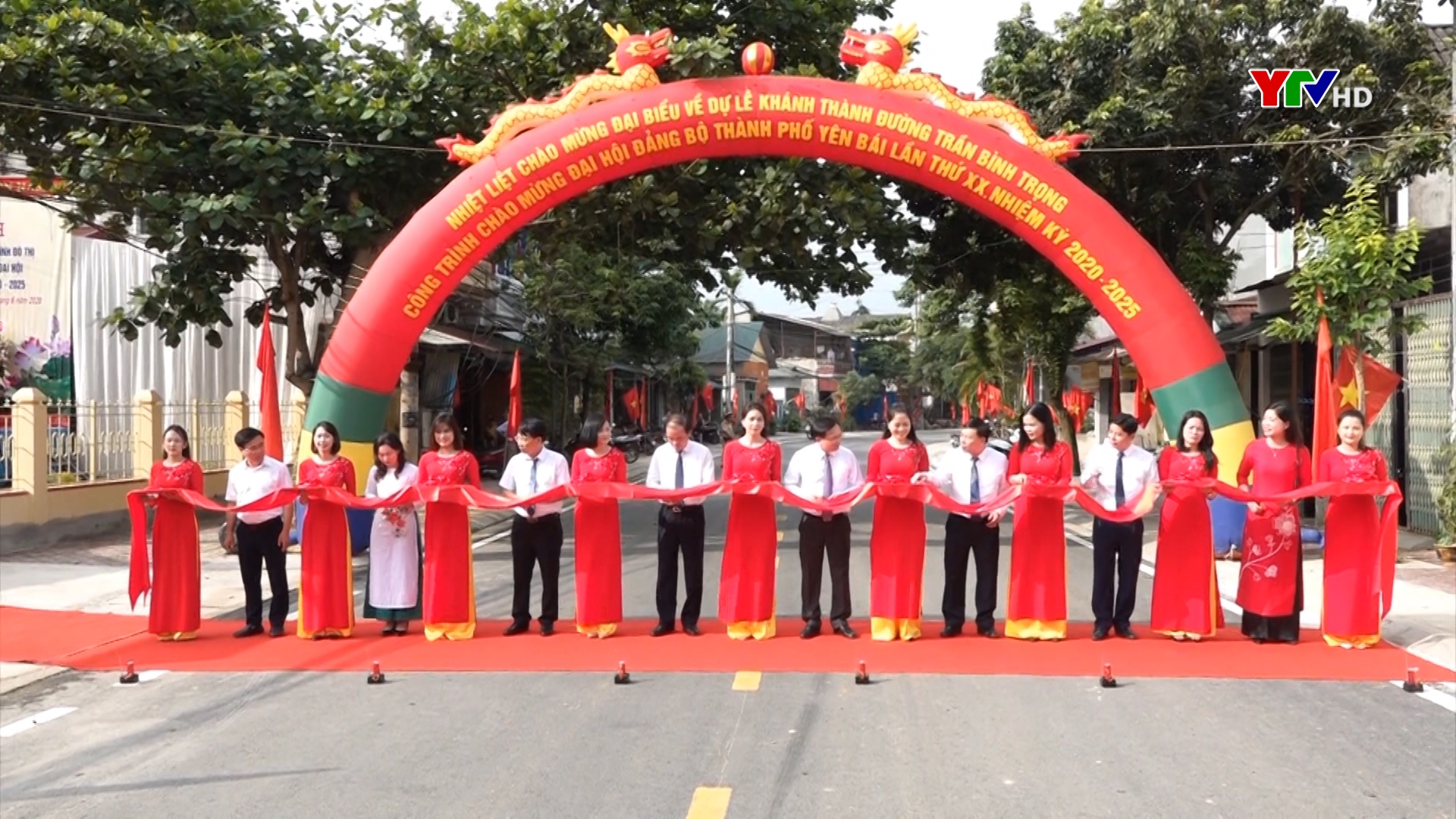 Đồng chí Phó Chủ tịch Thường trực UBND tỉnh Tạ Văn Long dự khánh thành tuyến đường Trần Bình Trọng, thành phố Yên Bái