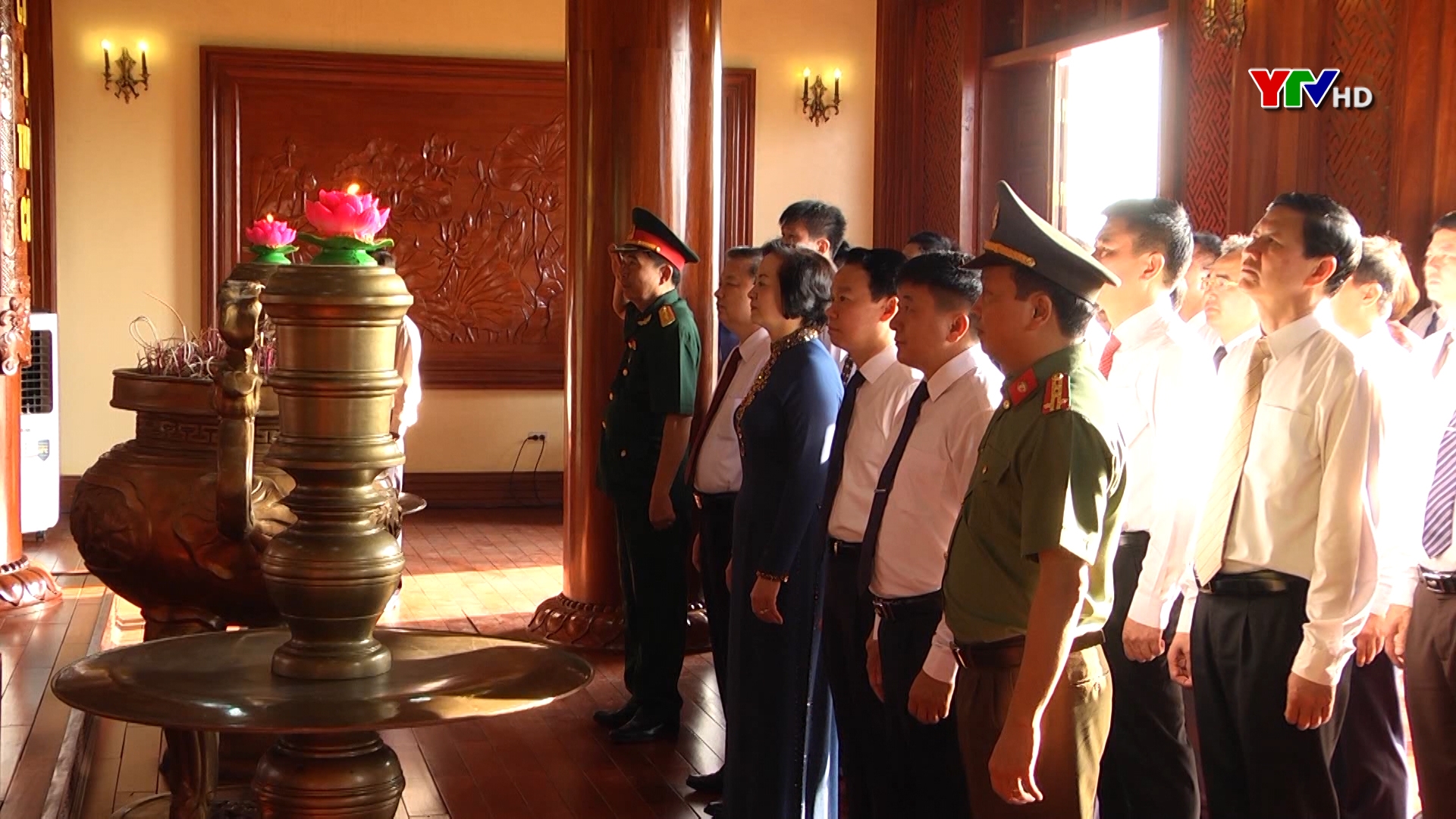 Đoàn Đại biểu tỉnh Yên Bái viếng Nghĩa trang liệt sỹ và dâng hương tưởng niệm Chủ tịch Hồ Chí Minh