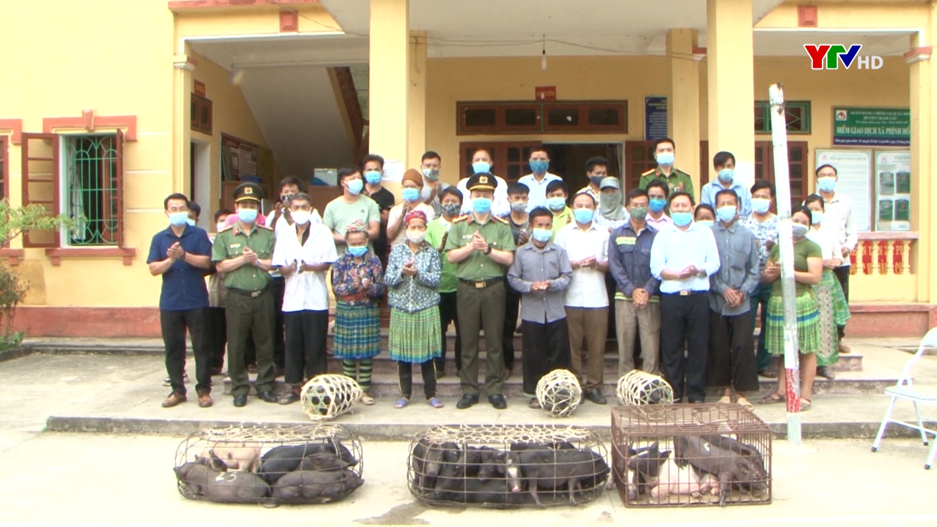 Đoàn công tác của Công an tỉnh trao con giống cho hộ nghèo huyện Trạm Tấu.