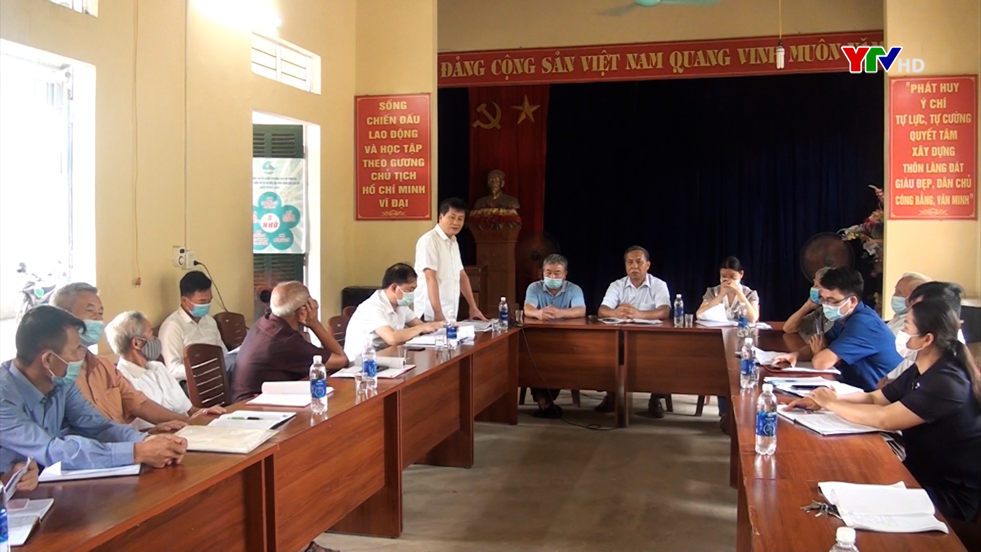 Đồng chí Ngô Hạnh Phúc- Phó Chủ tịch UBND tỉnh dự sinh hoạt tại Chi bộ Làng Đát, xã Đại Đồng, huyện Yên Bình