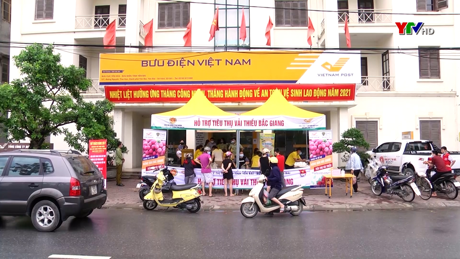 Người dân thành phố Yên Bái chung tay hỗ trợ tiêu thụ vải Bắc Giang
